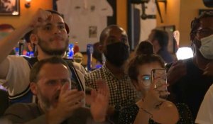 Euro-2020 : Des supporters français regardent le match Hongrie/France dans un bar