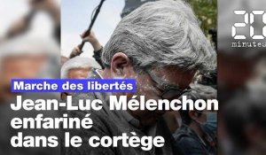 Marche des libertés : Jean-Luc Mélenchon enfariné dans le cortège