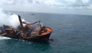 Sri Lanka: le porte-conteneurs incendié en train de sombrer