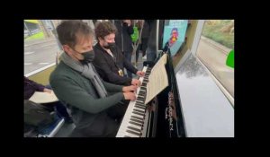 Pianiste à bord du tram
