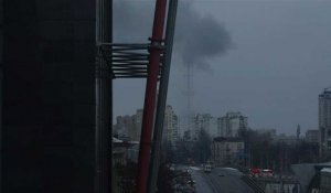 De la fumée s'échappe après la frappe russe contre la tour de télévision à Kiev