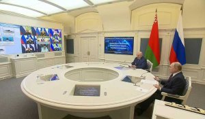 Poutine et Lukashenko observent les exercices militaires depuis le Kremlin