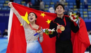 Sacrés champions olympiques en couples à Pékin, les patineurs chinois font vibrer tout un pays
