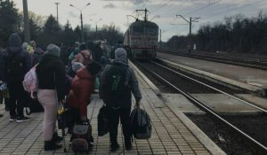 Ukraine: évacuation des civils des zones séparatistes de l'est vers la Russie