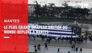 VIDÉO. Le plus grand drapeau breton du monde déployé à Nantes