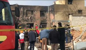 Des gens rassemblés sur le site du crash d'un avion militaire iranien