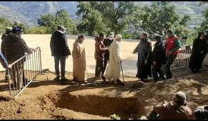Maroc: des villageois se rassemblent pour l'inhumation du petit Rayan
