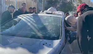 Des Palestiniens entourent un véhicule criblé de balles après un raid israélien en Cisjordanie
