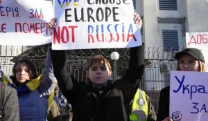 Manifestations devant l'ambassade russe à Kiev