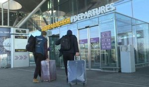A l'aéroport de Kiev, certains touristes et locaux quittent l'Ukraine