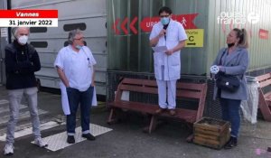 VIDÉO. Le personnel de l’hôpital de Vannes en grève observe une minute de silence 