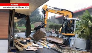 VIDÉO. Un restaurant McDonald’s attaqué à la tractopelle à Nantes