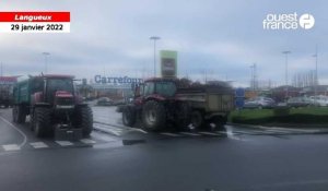 VIDÉO. Côtes-d’Armor : les éleveurs bloquent le Carrefour de Langueux 