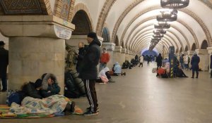 Des Ukrainiens trouvent refuge dans le métro de Kiev au deuxième jour de l'invasion russe