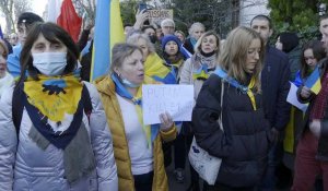 Manifestation contre l'invasion de l'Ukraine devant l'ambassade de Russie à Paris