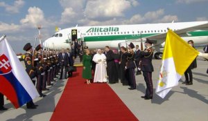 Le pape arrive à l'aéroport de Bratislava