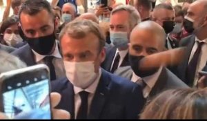 Emmanuel Macron cible d'un jet d'oeuf à Lyon lors d'un salon de la restauration