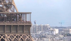 Un funambule traverse la Seine à 70 mètres de hauteur