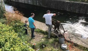 Calais: pêche à l'aimant dans le canal