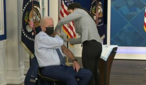 Biden reçoit sa troisième dose de vaccin anti-Covid