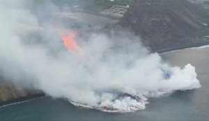 La lave du volcan aux Canaries atteint l'océan, craintes de gaz toxiques