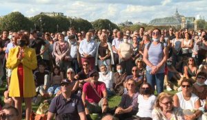 Belmondo: des milliers de personnes sur l'esplanade des Invalides pour l'hommage national