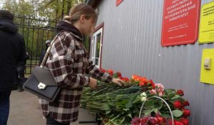 Fusillade à Perm: la police toujours sur place, un mémorial installé