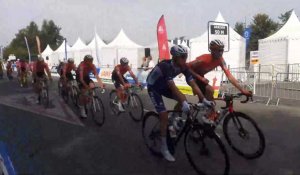 Les spectateurs encouragent les cyclistes du Grand Prix d'Isbergues