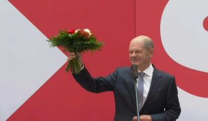 Allemagne: Olaf Scholz reçoit des fleurs après la victoire des sociaux-démocrates