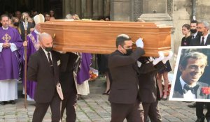 Obsèques de Jean-Paul Belmondo: le cercueil quitte l'église Saint-Germain-des-Prés
