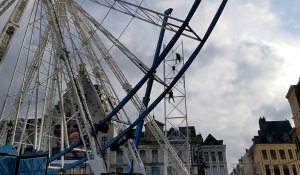 La grande roue en cours d’installation sur la Grand Place de Lille