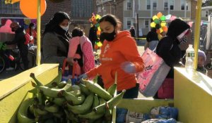 Etats-Unis: distribution de nourriture avant les fêtes de Thanksgiving