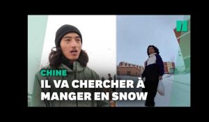 Bloqué par la neige, cet amateur de glisse chinois va chercher son petit-dejeuner en snowboard