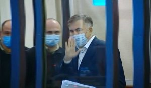 Géorgie: l'ex-président Saakachvili jugé pour abus de pouvoir