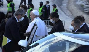 Le pape François arrive au camp de migrants de l'île grecque de Lesbos
