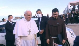 Le pape François arrive dans le camp de migrants de Mavrovouni sur l'île grecque de Lesbos