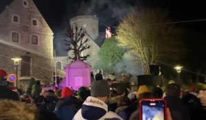 Saint-Nicolas descend du clocher de l’église de Wimille en tyrolienne
