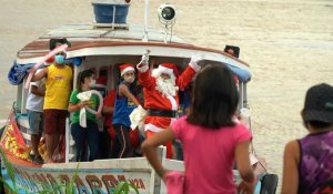 Brésil: en Amazonie, un père Noël distribue les cadeaux en bateau