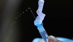 Omicron : trop tôt pour dire s'il faudra modifier les vaccins, selon l'EMA