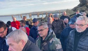 Les pêcheurs mécontents réunis ce samedi 11 décembre sur la digue Carnot au Portel