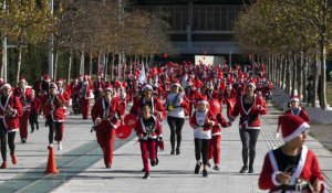 Des centaines de Pères Noël courent pour la bonne cause à Athènes