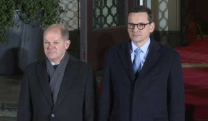 Le changelier allemand Olaf Scholz accueilli par le Premier ministre polonais à Varsovie