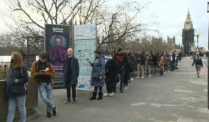 Covid-19: file d'attente devant un centre de vaccination à Londres, où la campagne de rappels s'accélère