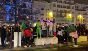 Les supporters des Fennecs fêtent la victoire de l’Algérie sur la place d’Armes de Douai