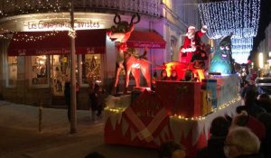 VIDÉO. À Cholet, le Père Noël sur son char déambule dans les rues du centre-ville
