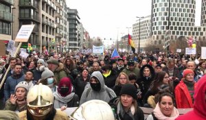 Bruxelles: des centaines de personnes manifestent contre les mesures sanitaires