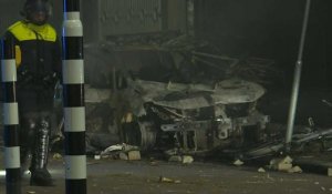 Pays-Bas: des policiers inspectent les dégâts après une "émeute" à Rotterdam