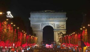 Les Champs-Élysées s'illuminent en présence d'Anne Hidalgo et Clara Luciani