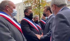 À son arrivée à Aulnoye, Emmanuel Macron salue les maires venus l'accueillir