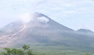 images du Mont Semeru en Indonésie et d'un poste d'observation du volcan